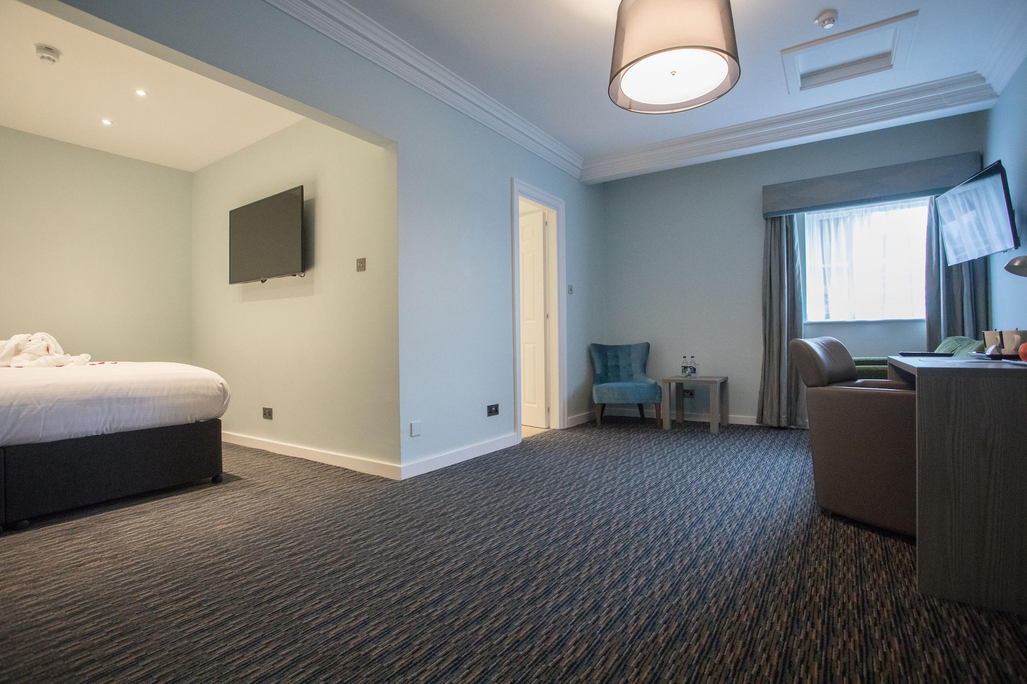 London Chigwell Prince Regent Hotel, BW Signature Collection Exterior photo