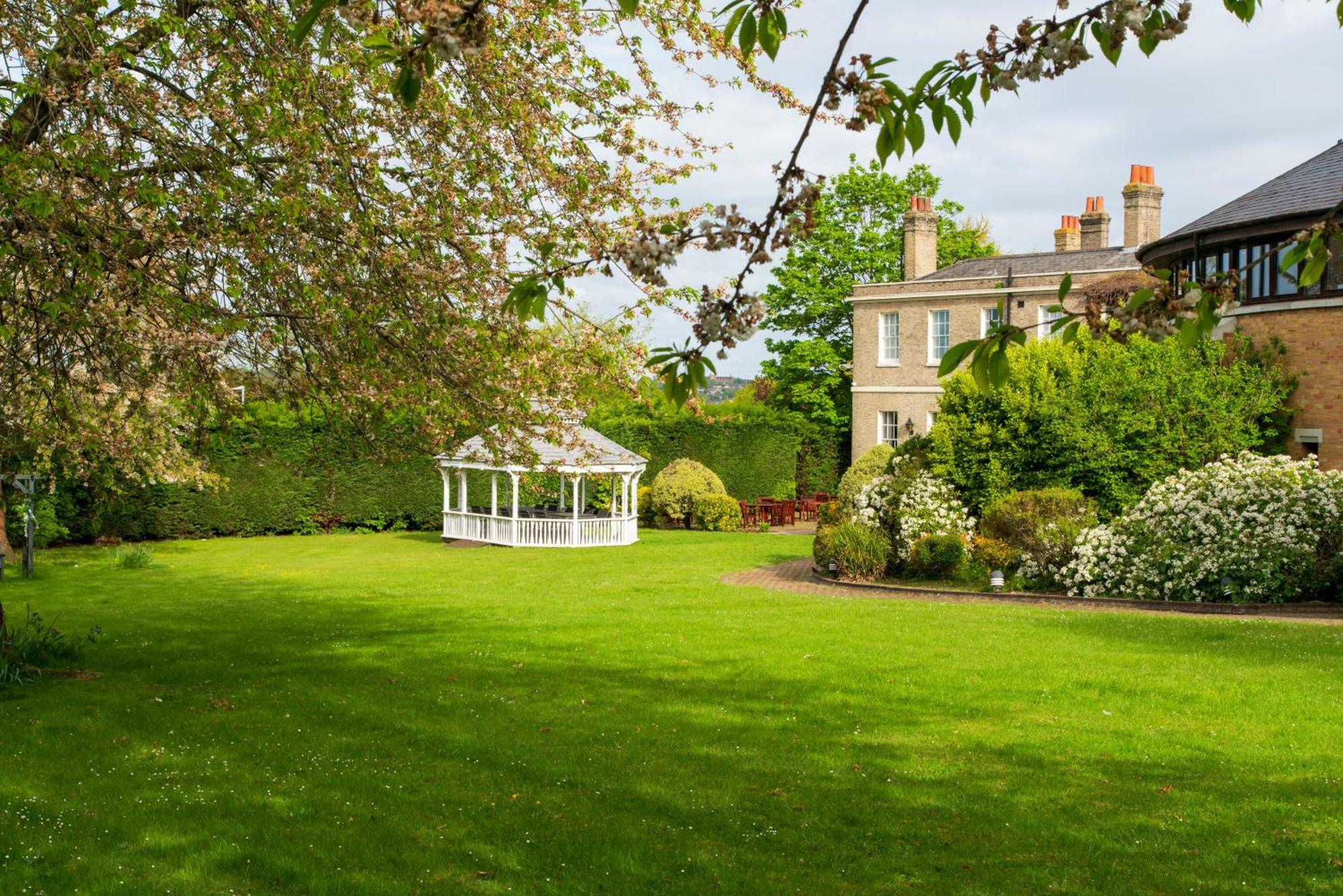 London Chigwell Prince Regent Hotel, BW Signature Collection Exterior photo